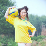 幻灯图：芙蓉姐姐穿巴西队服 捧大力神杯拍写真