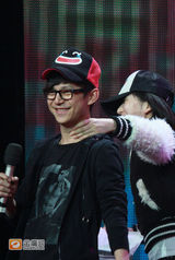 组图：李湘主持湖南元宵喜乐会 素颜现身显苗条