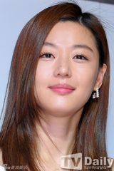 组图：全智贤白裙性感站台 露香肩甜美端庄