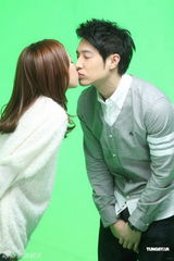 组图：潘玮柏拍MV展现吻功 自曝好久没接吻