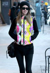 高清图：妮基-希尔顿街拍彩色马甲带出节日气氛