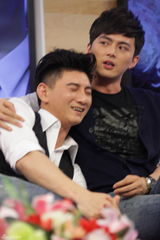 组图：《步步惊情》主创做客闹不停