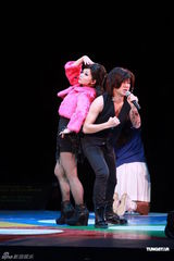 组图：福禄寿开唱大牌嘉宾云集 薛家燕上演校服诱惑