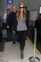 组图：希尔顿黑超遮面 V领T恤搭紧身裤秀性感