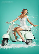 组图：众女模身披白色乳液打造别致挂历