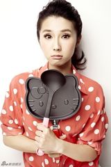 组图：方安娜写真甜美演绎居家小女人