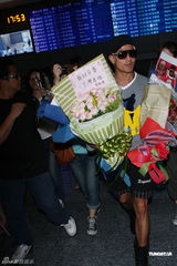 组图：郭富城白发造型抵台 亲切会歌迷反拍粉丝