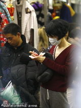 幻灯图：王菲携友京城购物 疑为春晚采购表演服