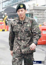 组图：金泰熙弟弟李莞今日光荣退役