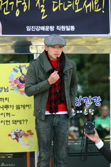 高清组图：韩星Rain剃发入伍腼腆可爱 千名粉丝送行