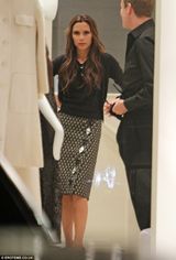 组图：维多利亚伦敦逛街扫货 戴墨镜遮黑眼圈