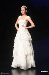 组图：名模庄思敏为时装展走秀 完美展现民族风