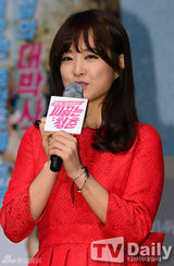 组图：李钟硕宣传《热血青春》展笑颜抱女影迷