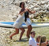 组图：F1太子女海滩办婚礼 与未婚夫水中激吻