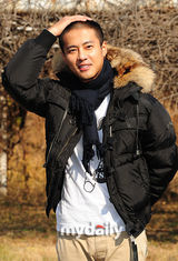 组图：韩国艺人高周元崔贤俊入伍现场