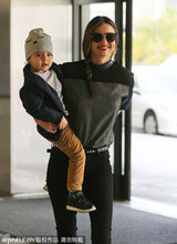 组图：米兰达现身机场 爱子对镜头抛媚眼