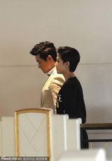 组图：陆毅鲍蕾十指紧扣现身 保镖护驾秀恩爱