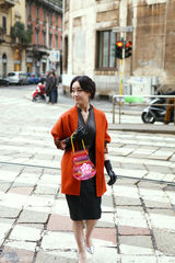 组图：张檬米兰街拍展优雅气质 引国外友人驻足