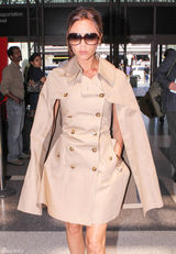 组图：贝嫂维多利亚卡其色风衣现身机场