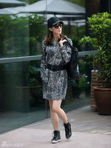 组图：韩雪行走街头演绎都市女性酷雅清新