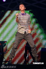 组图：古巨基梁汉文同场录影 张智霖草蜢相见欢