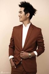 组图：轻熟男张晓龙时尚写真 彰显优雅魅力