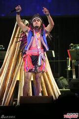 高清图：张震岳香港开唱民族风 谢安琪等助阵