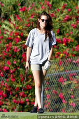 组图：斯图尔特大晒高尔夫球技 挥杆动作英气逼人