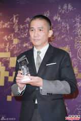 组图：章子怡火红包身裙挽手梁朝伟 宗师夺4奖