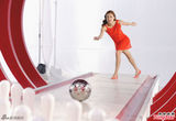 组图：乐基儿曝保龄球写真 红裙出镜神情专注