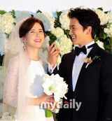 组图：池城李宝英大婚 恩爱亮相摸脸亲吻秀婚戒