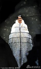 组图：王菲昆明开唱乘摇椅 从天而降美轮美奂