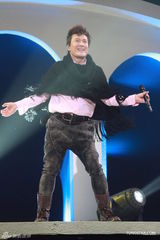 组图：张信哲红馆开唱 深情演绎哲式情歌