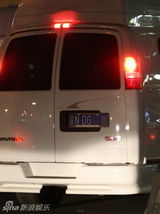 幻灯图：郭德纲携妻走穴忙 车牌号寓意“牛”德纲