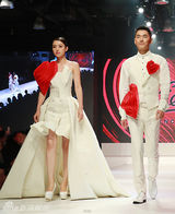 组图：董璇朱泳腾助阵慈善夜 呼吁儿童关爱