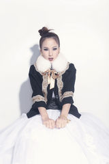 组图：蔡妍百变造型拍封面大片 尽显成熟韵味