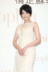 组图：戴君竹获量身订制婚纱与准新郎分享心情