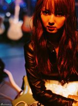 组图：佐佐木希玩变装秀 穿旗袍抱熊猫