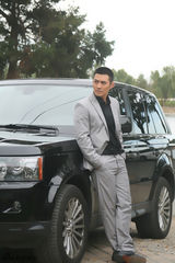 组图：严宽力挺好友客串《媳妇》 医生造型温文儒雅