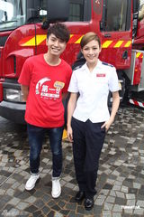 组图：张智霖消防制服助阵节目乘云梯出场