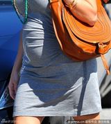 组图：威瑟斯彭身怀六甲显孕味 墨镜出街气场十足