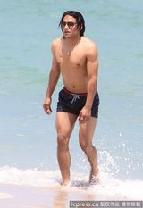 组图：球星法尔考海中爱抚娇妻 舔肚脐极度高调