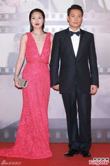 组图：杨千嬅牵手丁子高 超深V晚装胸前露胶纸