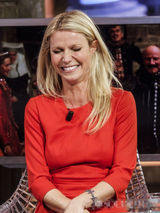 组图：格温妮丝上节目展示厨艺 表情夸张频笑场