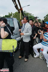 高清图：郭晶晶霍启刚8日注册 闪钻迷人美背抢镜