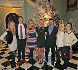 组图：希尔顿圣诞现身豪宅 搂小男友开心拆礼物