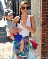 组图：米兰达透视长裙抱子出街 小弗林卖萌抢镜