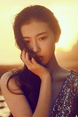 组图：张辛苑写真展现余晖中性感