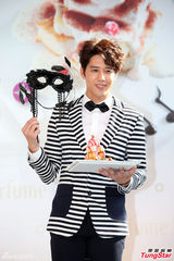 组图：胡宇崴爱吃甜点 否认恋上陈庭妮