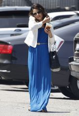 组图：米拉-库尼斯着蓝色长裙握冰咖啡对抗酷暑